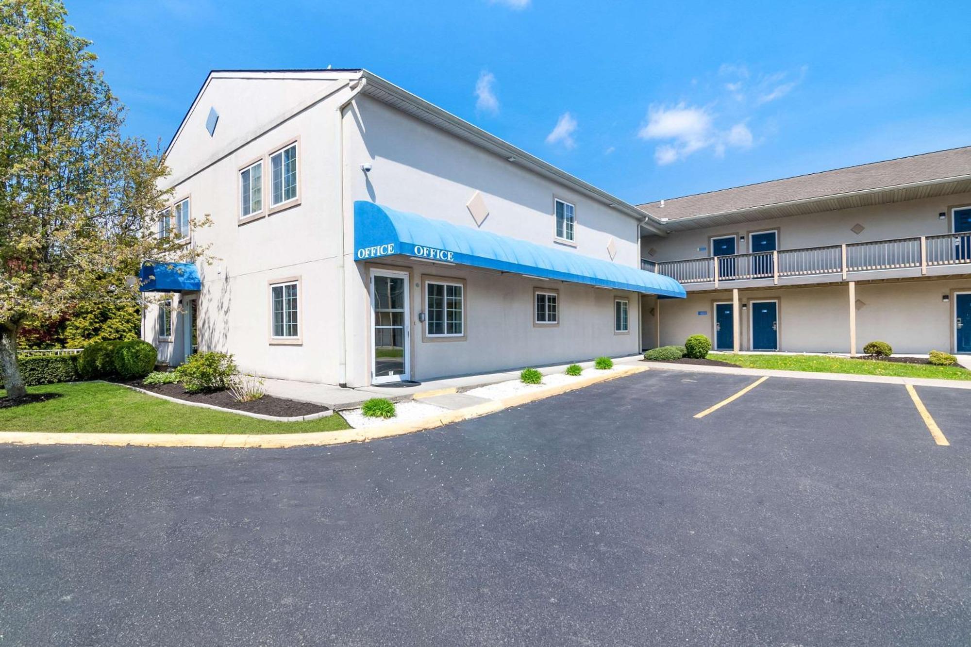 Econo Lodge Bethel - Danbury Exterior photo